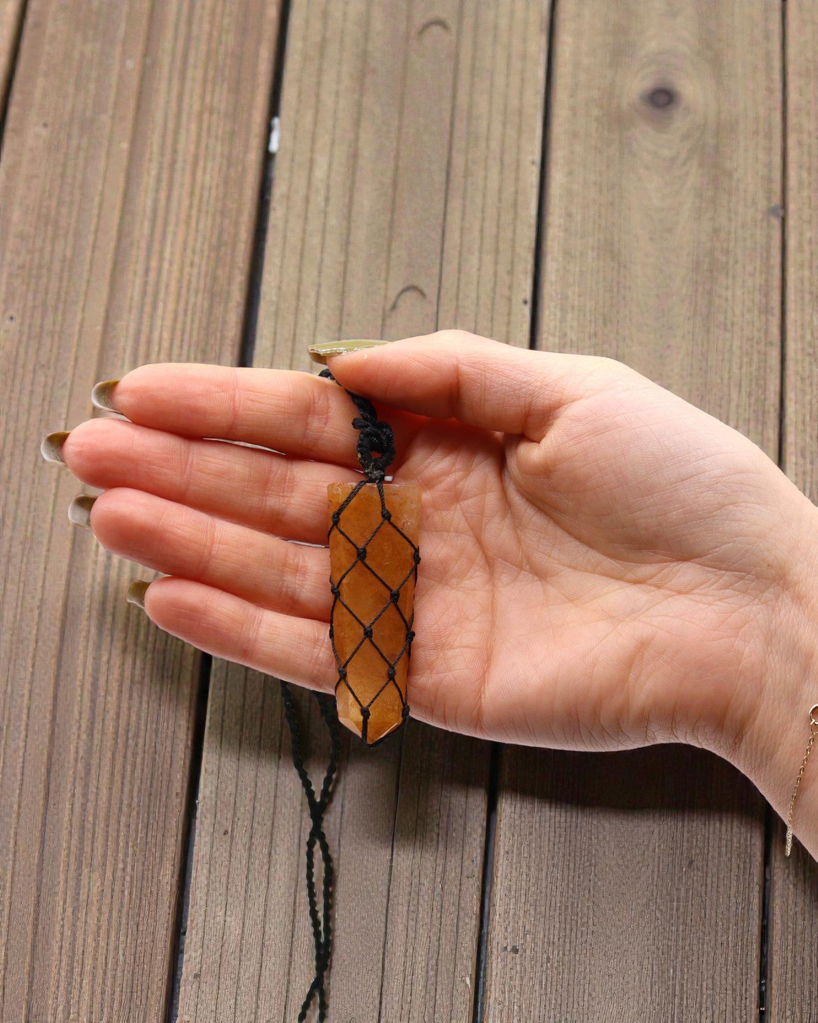 Kultainen impulssi – Makramé-kaulakoru kultaisella kvartsikärjellä