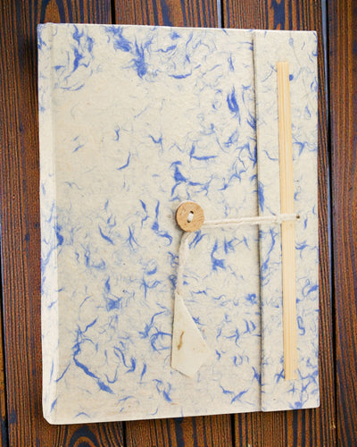 Sininen puuvillapilvi – suuri Lokta-muistikirja sinisellä puuvillalla 21 × 15 cm, 45 lehteä