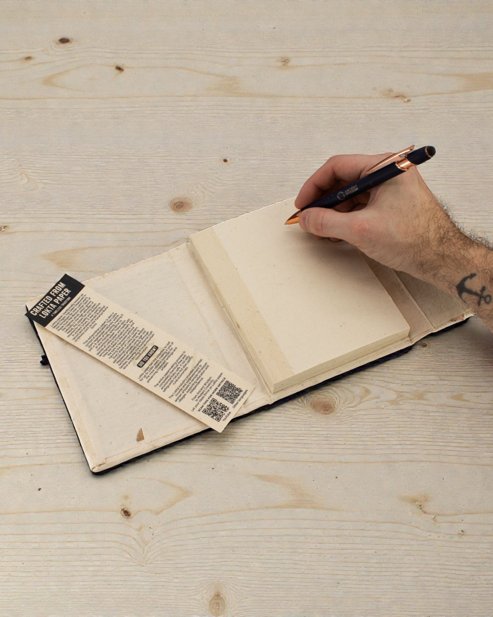 Keskikokoinen Lokta-muistikirja Botanical Touch – kuivatut kukat (45 lehteä, 15 x 12 cm)