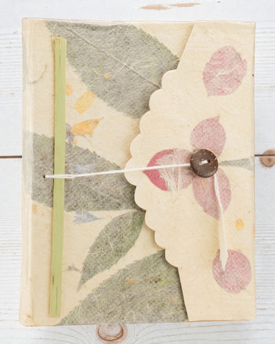 Keskikokoinen loktapaperinen muistivihko Bugenvilla (15 x 12 cm) – 45 arkkia