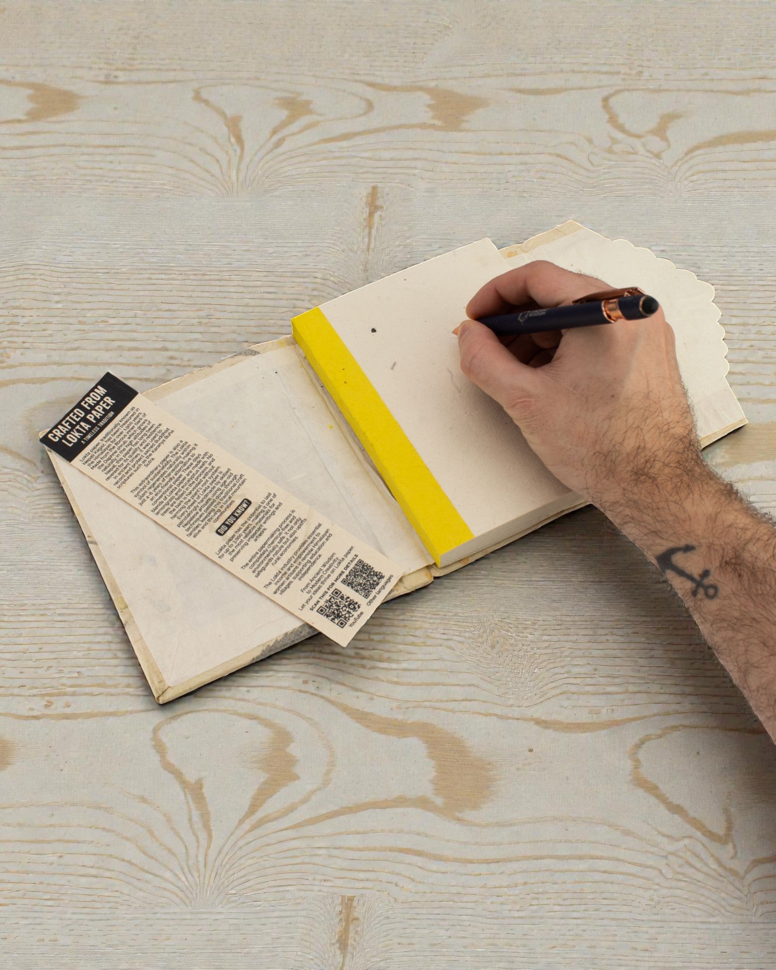 Keskikokoinen loktapaperinen muistivihko Bugenvilla (15 x 12 cm) – 45 arkkia