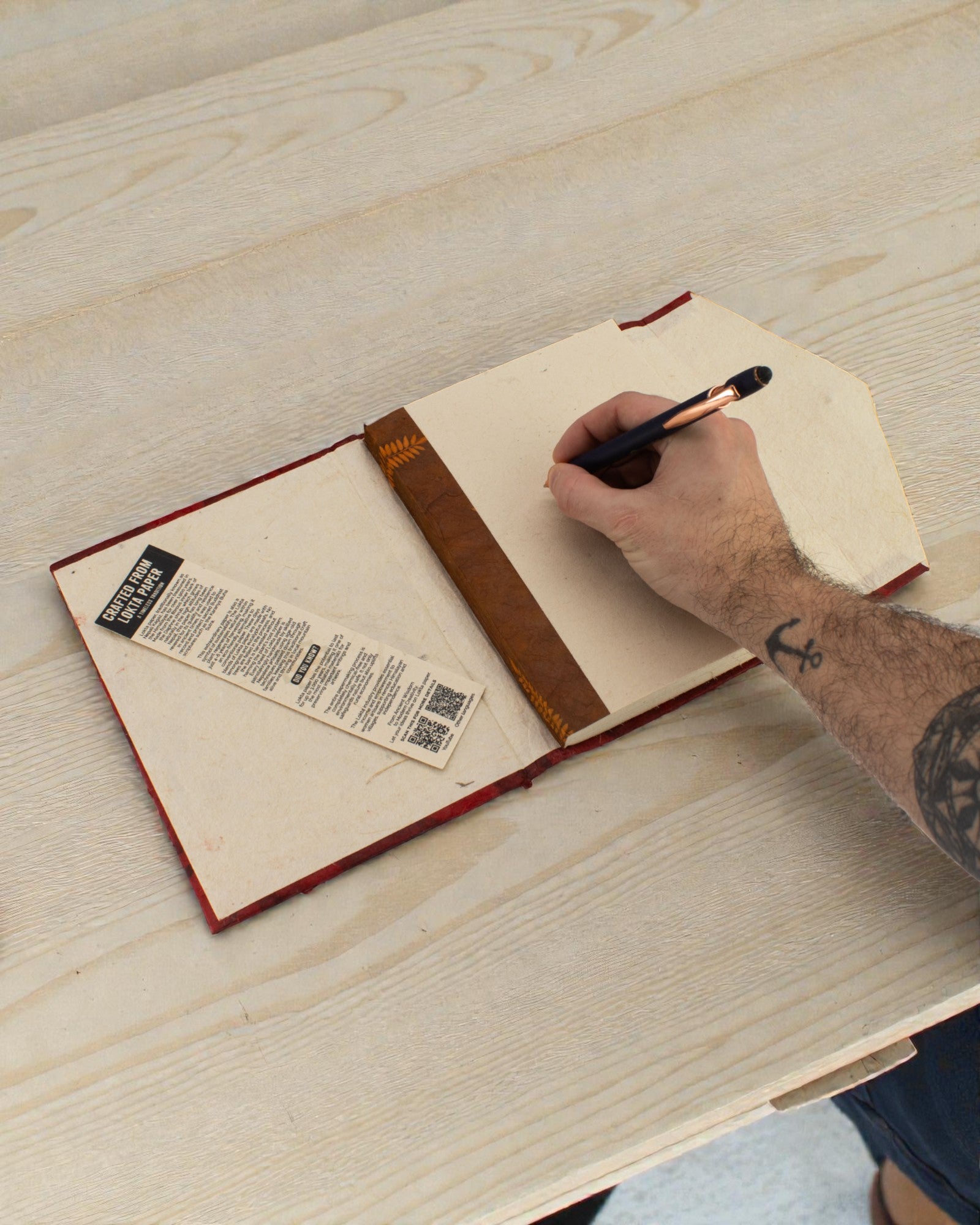 Taiteellinen Lokta-muistikirja Ruby Bloom – Rohkeat kukat (45 lehteä, 21 x 15 cm)