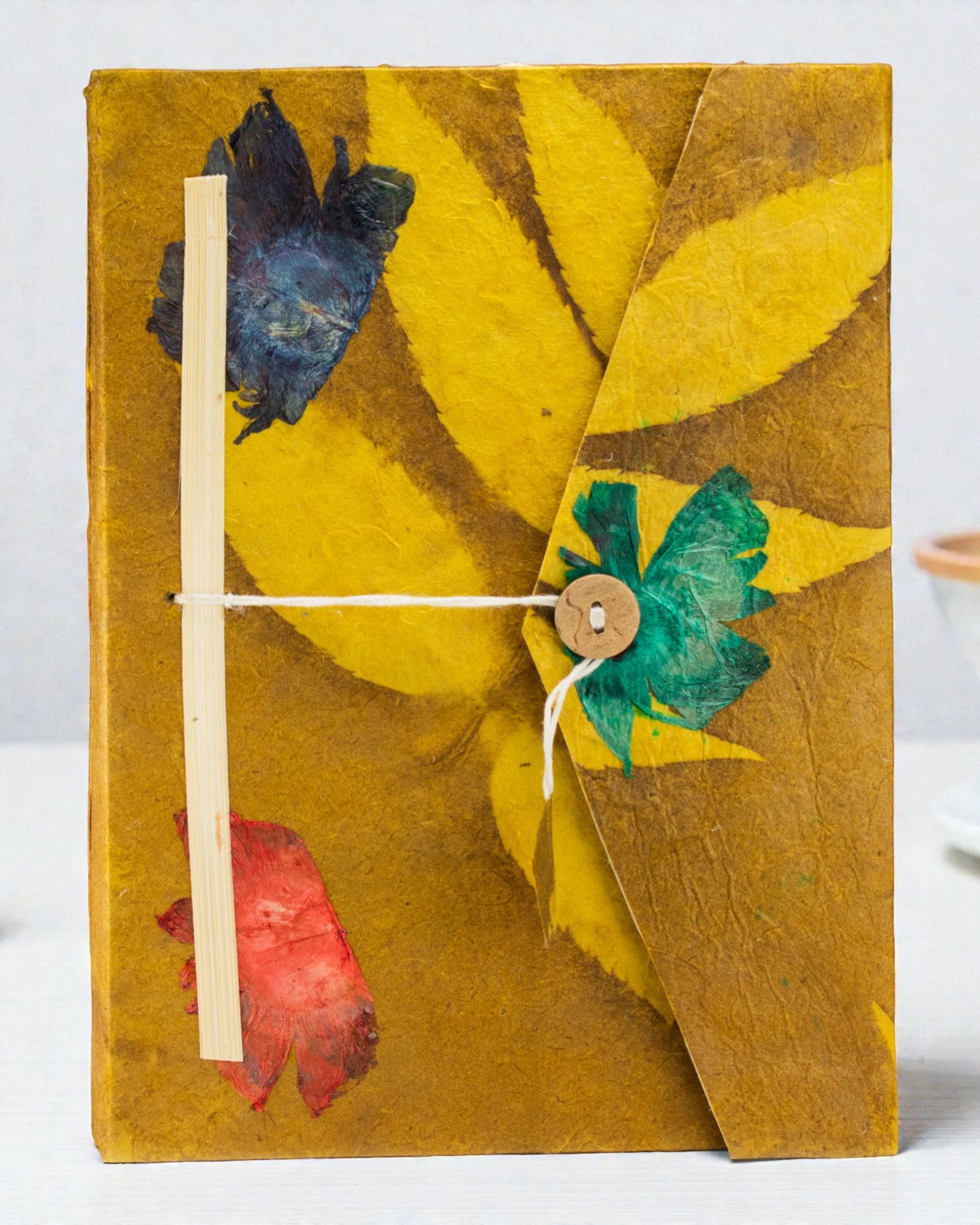 Suuri Lokta-muistikirja Rohkeat kukat – Oliivi (45 arkkia, 21 x 15 cm)