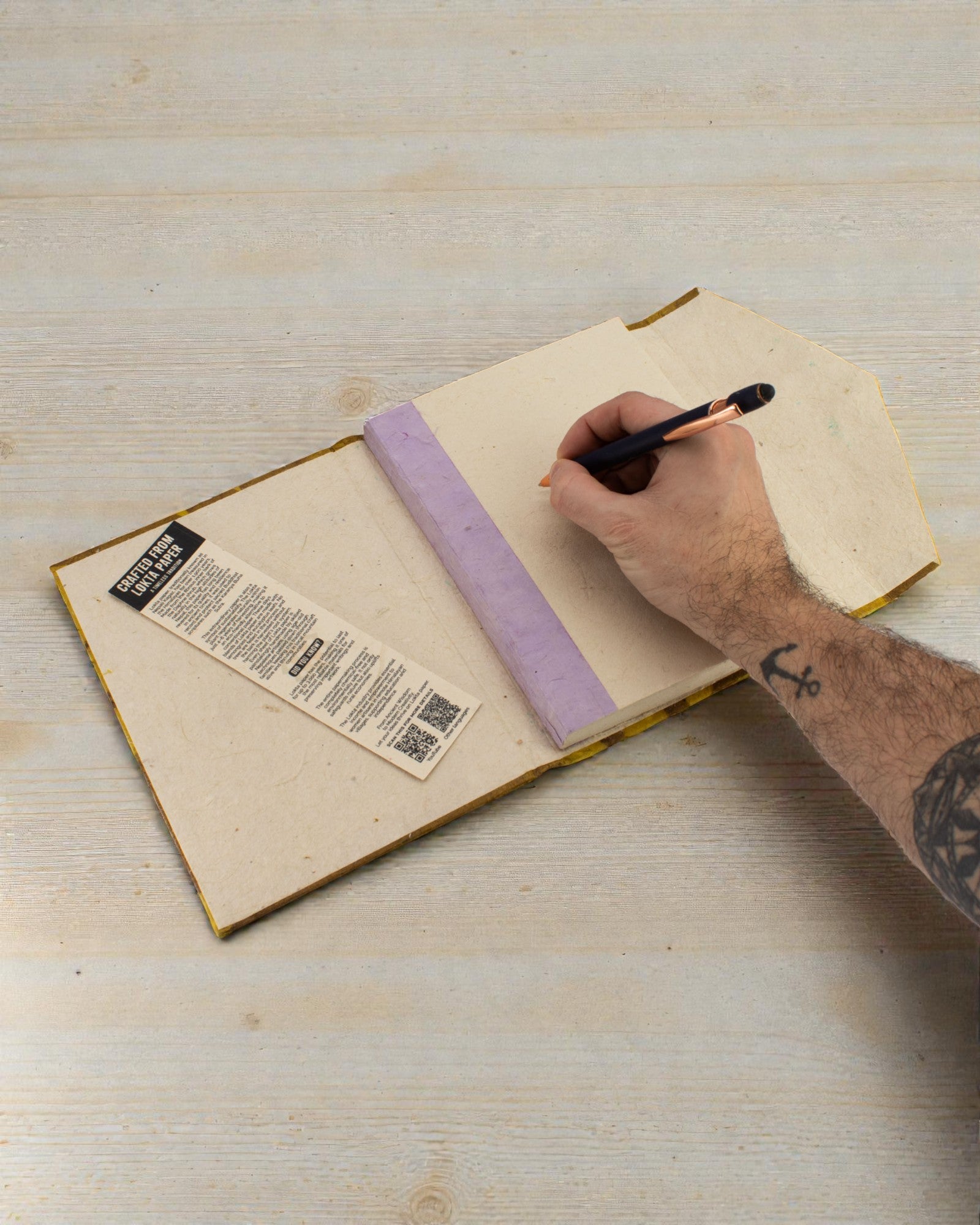 Suuri Lokta-muistikirja Rohkeat kukat – Oliivi (45 arkkia, 21 x 15 cm)