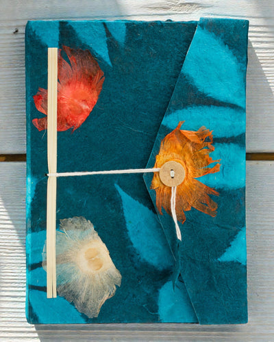 Suuri Lokta-muistikirja Rohkeat Kukat – Tummansininen (45 lehteä, 21 x 15 cm)