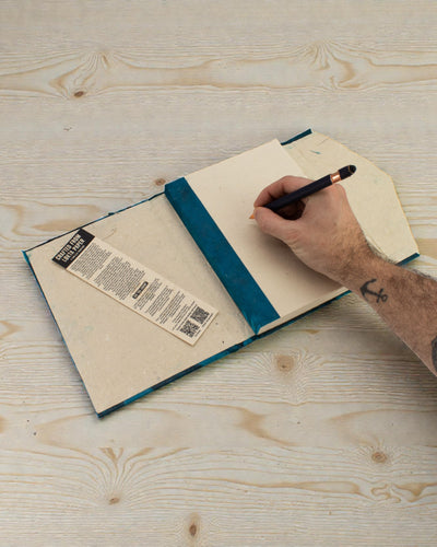 Suuri Lokta-muistikirja Rohkeat Kukat – Tummansininen (45 lehteä, 21 x 15 cm)