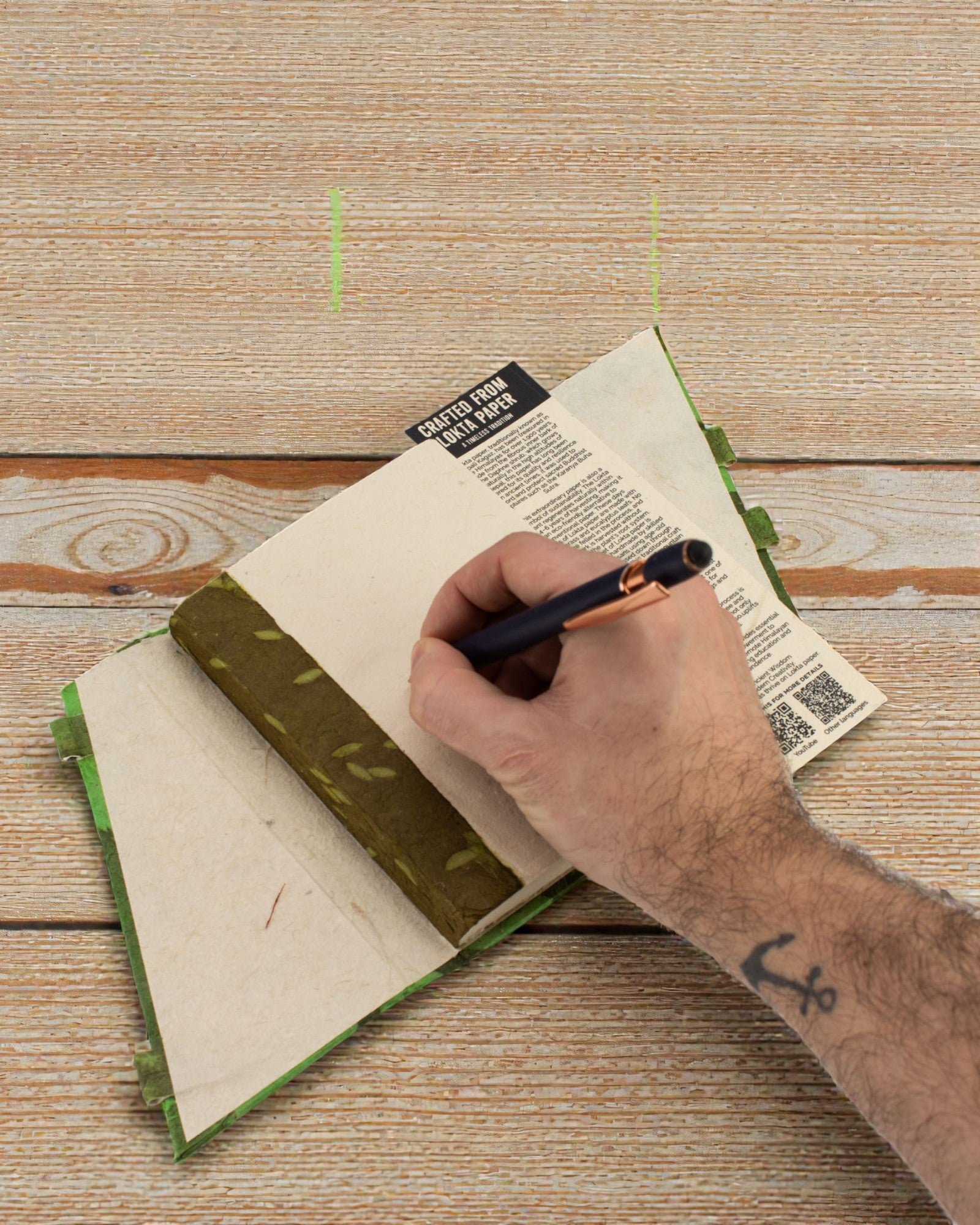 Lokta Metsän kuiskaus bambusulkimella – muistikirja 15 × 12 cm, 45 arkkia, metsänvihreä