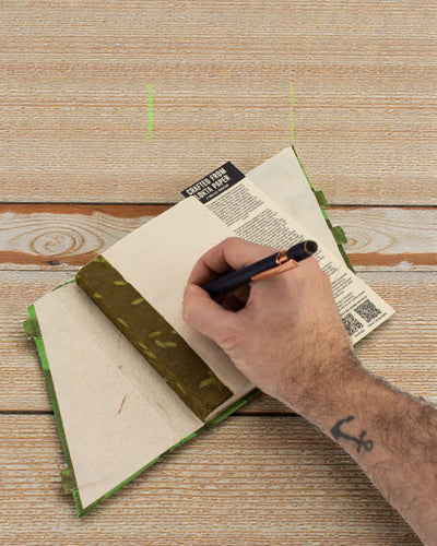 Lokta Metsän kuiskaus bambusulkimella – muistikirja 15 × 12 cm, 45 arkkia, metsänvihreä