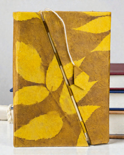 Keskikokoinen Lokta-muistikirja Rohkeat kukat – sinapinkeltainen (45 arkkia, 15 x 12 cm)