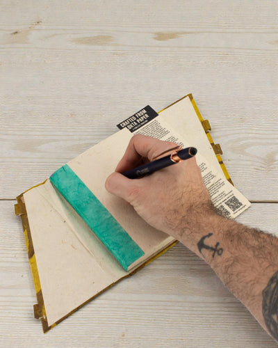 Keskikokoinen Lokta-muistikirja Rohkeat kukat – sinapinkeltainen (45 arkkia, 15 x 12 cm)