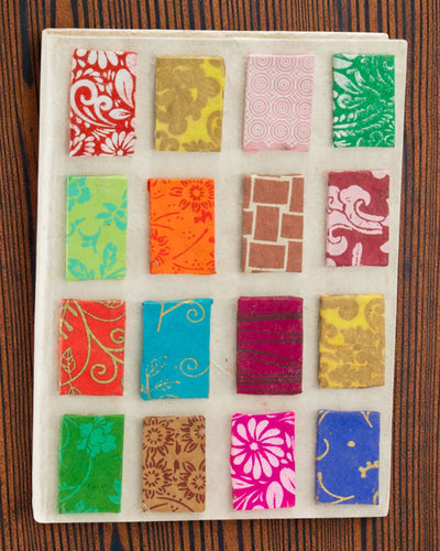 Värilaattojen harmonia – keskikokoinen Lokta-muistivihko pienlaattojen kuviolla 15 × 12 cm, 45 arkkia