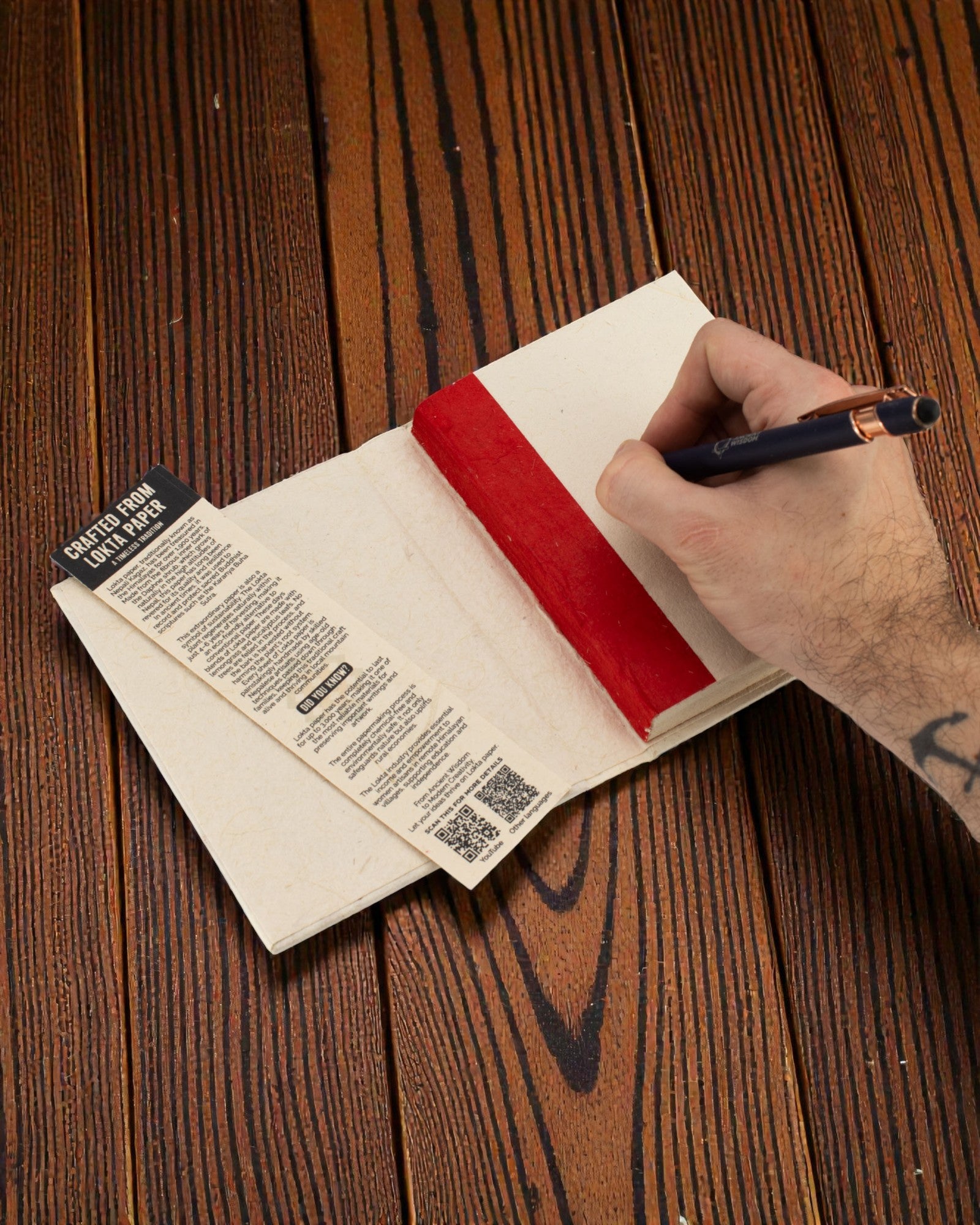 Värilaattojen harmonia – keskikokoinen Lokta-muistivihko pienlaattojen kuviolla 15 × 12 cm, 45 arkkia