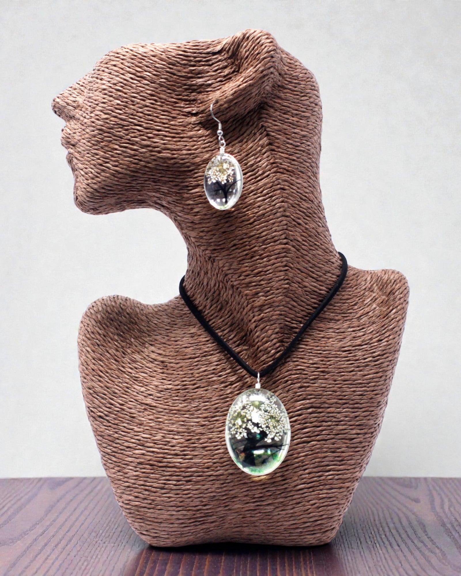 Valkoinen harmonia – Valkoinen elämänpuu-koru-setti kuivatuilla kukilla