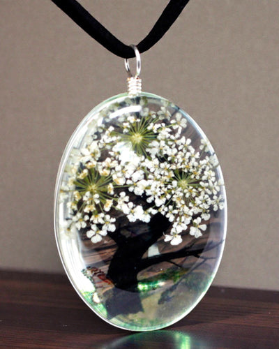 Valkoinen harmonia – Valkoinen elämänpuu-koru-setti kuivatuilla kukilla