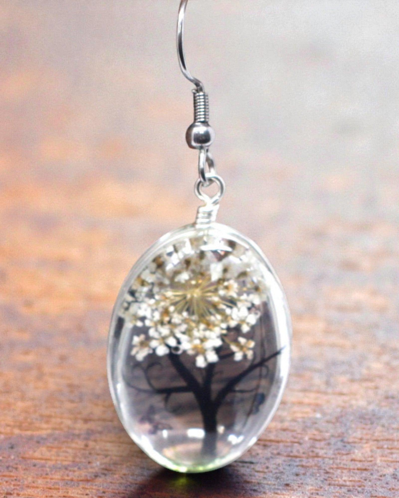 Valkoinen harmonia – Valkoinen elämänpuu-koru-setti kuivatuilla kukilla