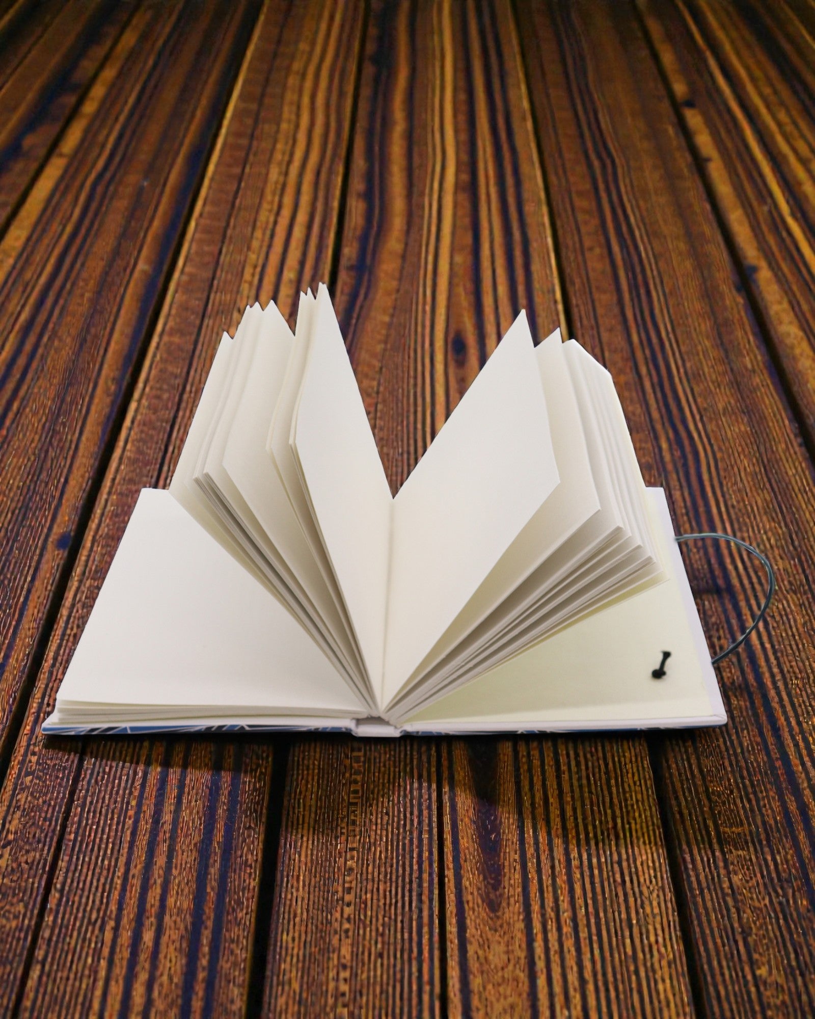 Waves Together – pieni muistikirja hihnalla ja kokospähkinästä tehdyllä napilla 18 × 12,5 cm, 200 sivua