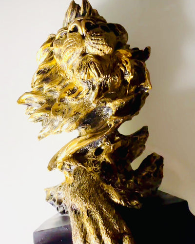 'Kuninkaallinen Leijona - Majesteettinen Koristefiguuri Kaiverrusmahdollisuudella, 2 värivaihtoehtoa valittavana, lahjaksi'