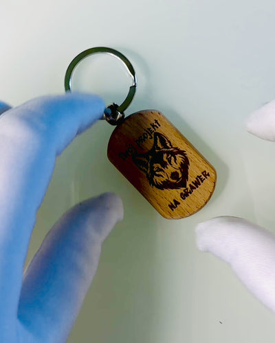 Tyylikäs puinen avaimenperä kaiverruksella – täydellinen lahjaksi