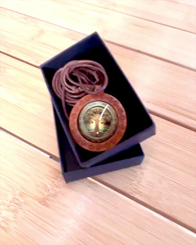 Elämän Amuletti "Esivanhempien Puu" - Käsintehty Kaulakoru Puusta ja Lasista, mahdollisuus personointiin kaiverruksella lahjaksi