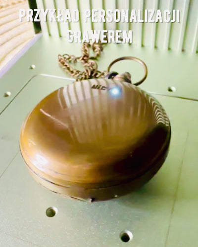 Matkailijan Kompassi kaiverruksella, personointi – Intialaisten Käsityöläisten Käsityö