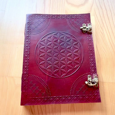 Nahkainen muistiinpanovihko Elämän mandala Grande – käsin kohokuvioitu Elämän kukka 25 × 33 cm