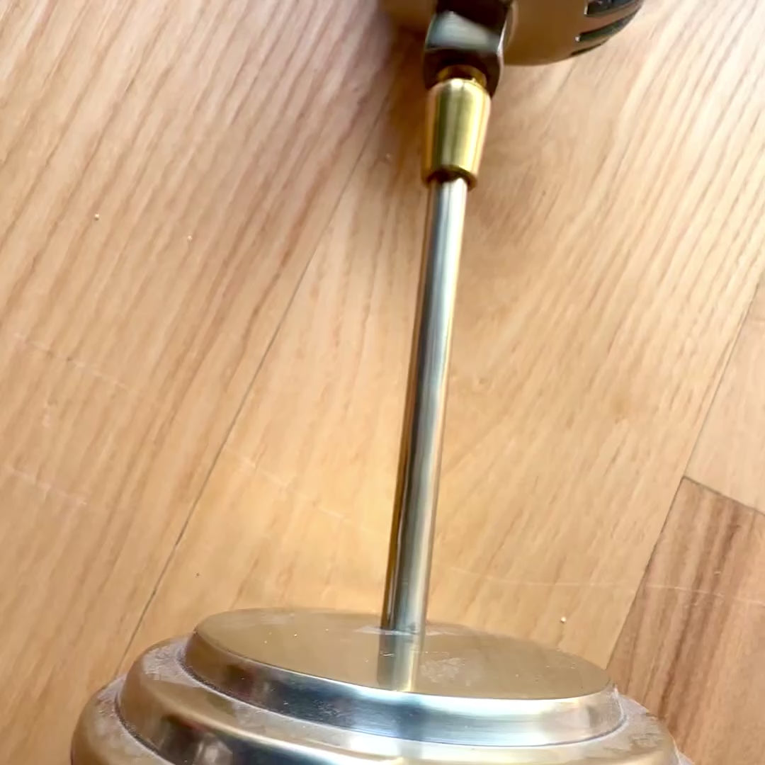 Retro-mikrofonistatuetti kaiverruksella, kultainen, 25 cm