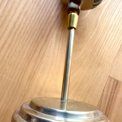 Retro-mikrofonistatuetti kaiverruksella, kultainen, 25 cm