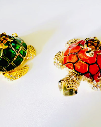 "Kilpikonnaperhe"-rasia - oranssi väri, personointi kaiverruksella