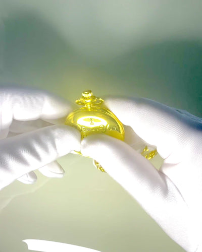 Kultaisen värinen taskukello retrotyylillä ja kaiverrusmahdollisuudella