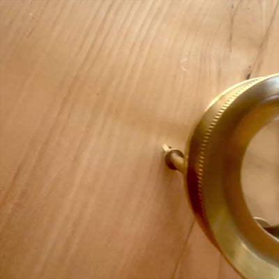 Kolmijalkainen suurennuslasi MAG-0015 messinkisellä kotelolla, kultainen väri, mahdollisuus kaiverruksen personointiin, täydellinen lahja jalokiviseppille ja filatelistille, korkeus 7 cm, suurennus x3