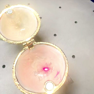Eksklusiivinen Fabergé-munakenno metallia, valko-kultaisilla kristalleilla ja personointimahdollisuudella kaiverruksella  
