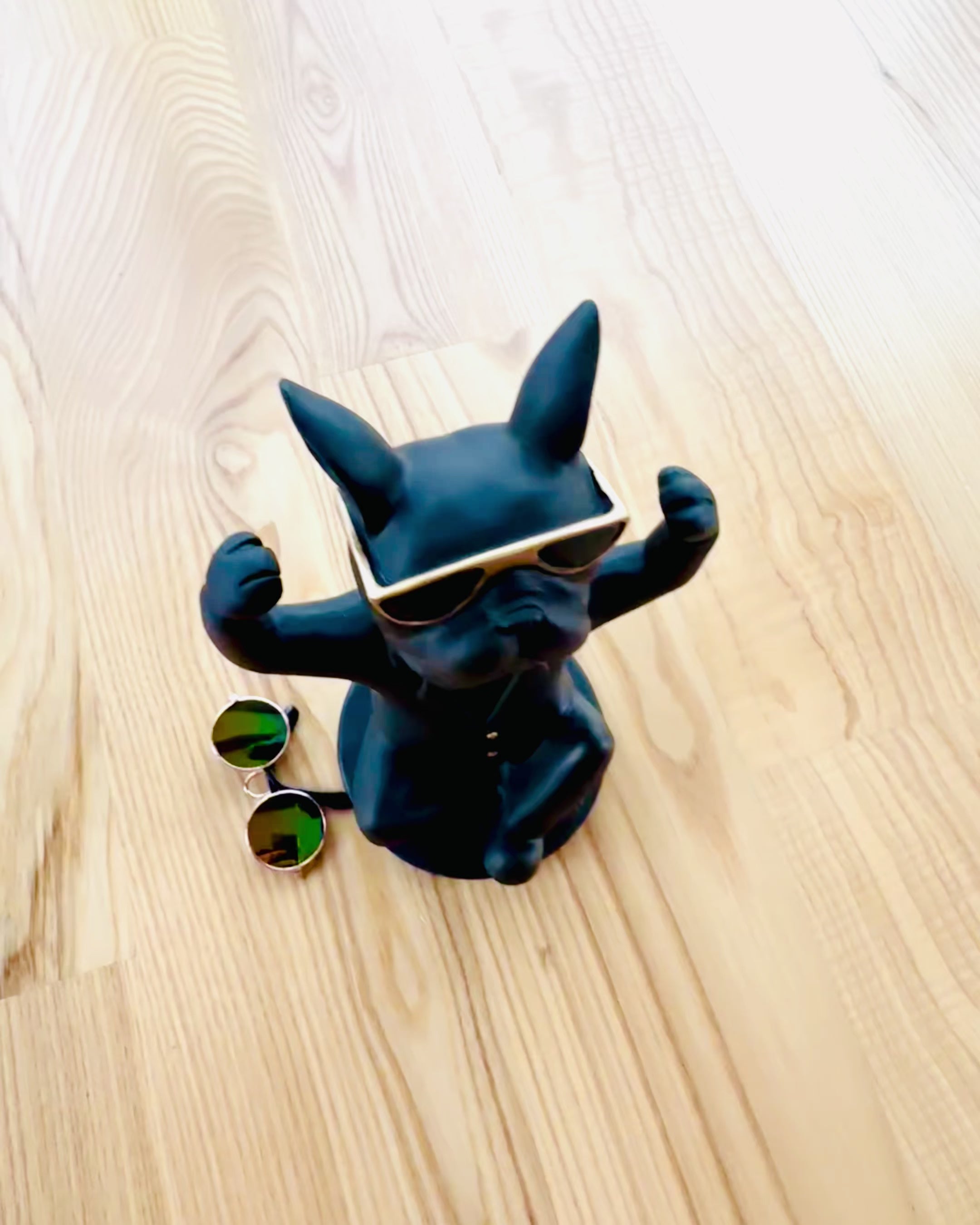 Figurka Bulldog Elegance - Ylellinen lasinpidike, mahdollisuus personointiin kaiverruksella