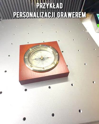 Kompassi „Navigator2” - Klassinen eleganssi messingissä ja puussa, personointi kaiverruksella lahjaksi