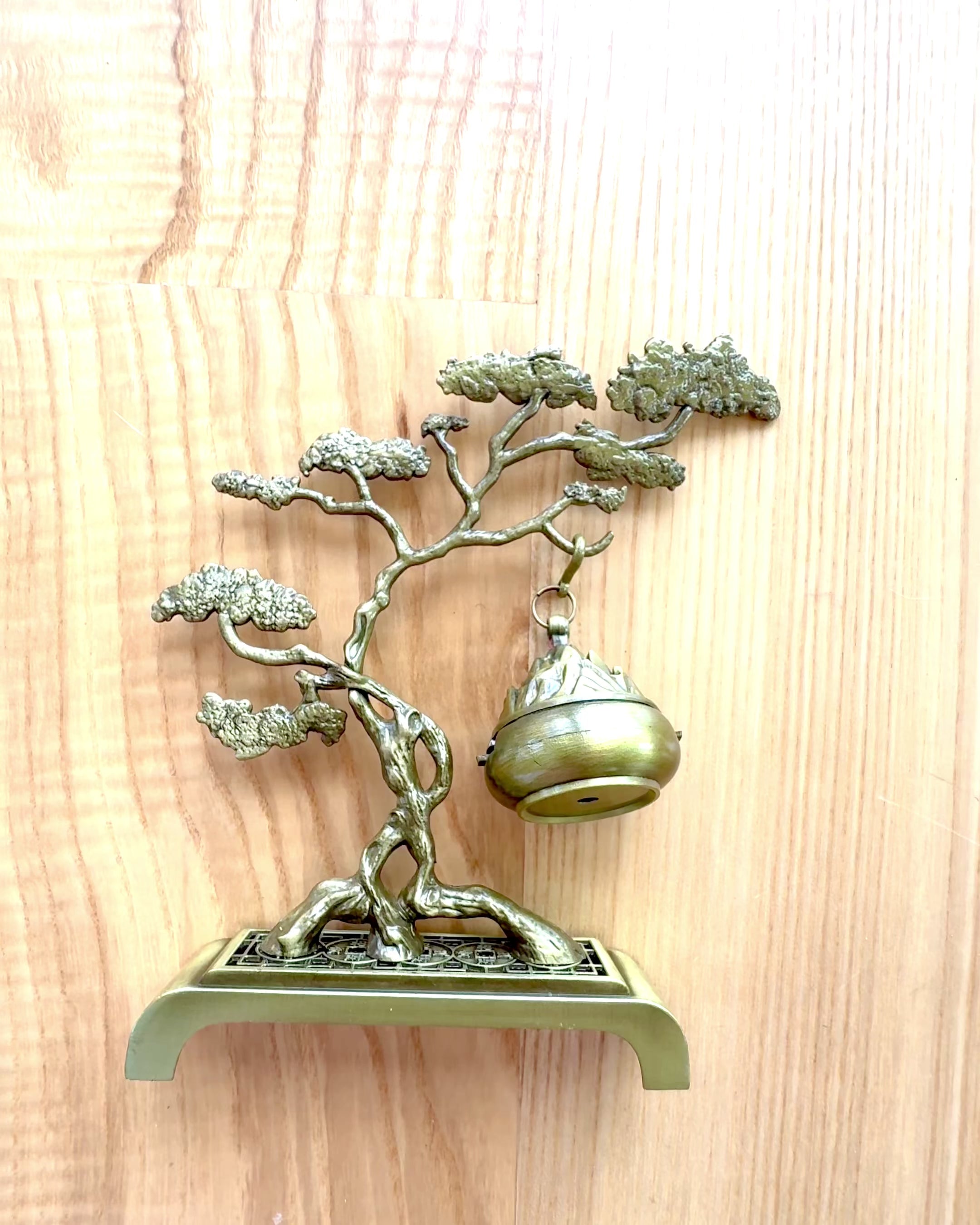 Tyylikäs metallinen bonsai-suitsuketeline - mahdollisuus personointiin kaiverruksella lahjaksi