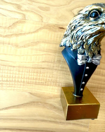 Kotkanpääfiguuri Büffel Warden – Tyylikkäässä Frakissa Kaiverrusmahdollisuudella Lahjaksi