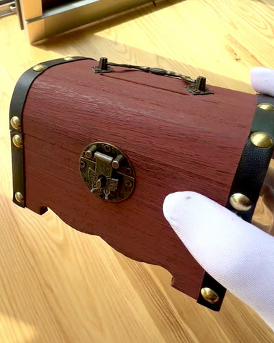 Taikainen Aarrearkku - Säästöpossu, personointi kaiverruksella