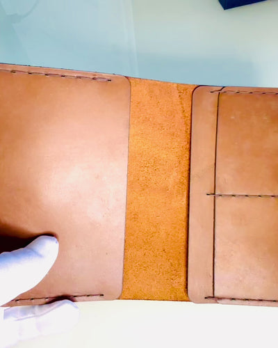 "Matkailijan" kotelo - Nahkainen passikotelo, personointi kaiverruksella - 2 värivaihtoehtoa