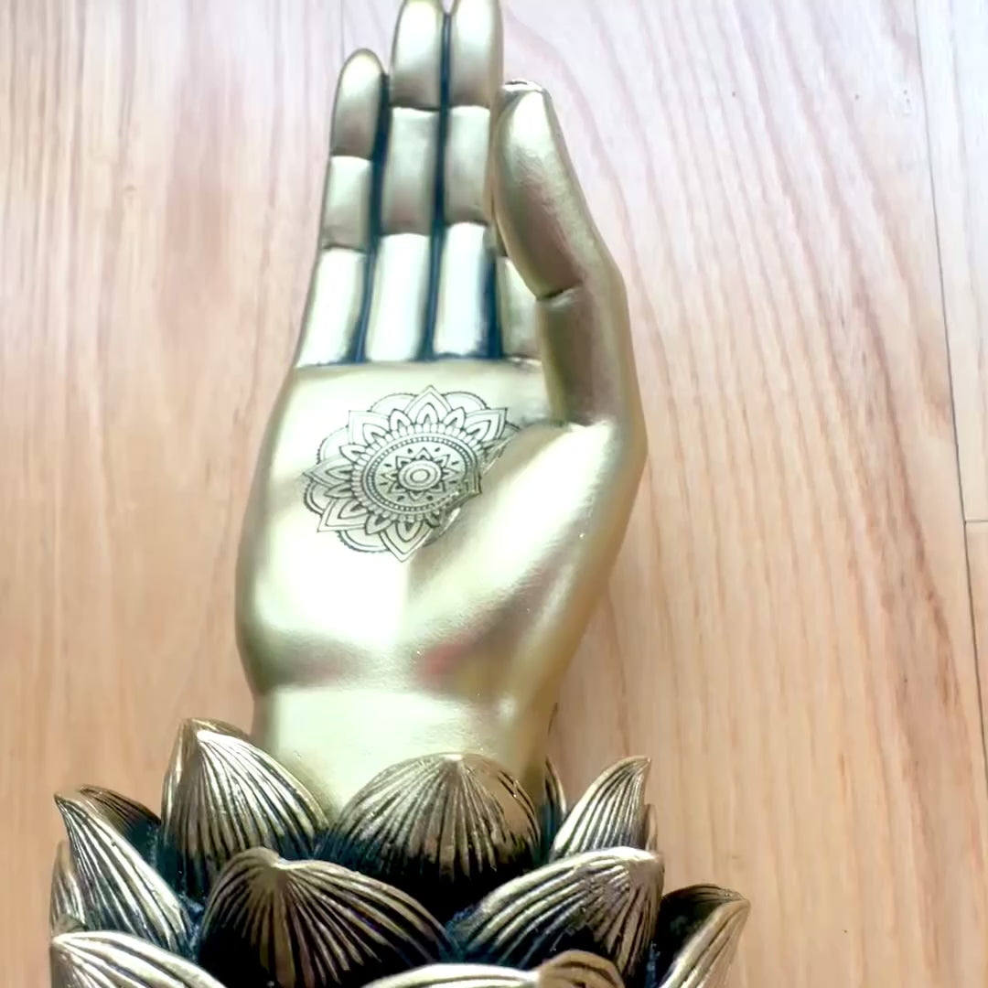 Kultainen Buddha Mudra OM -käsi kaiverruksella - tyylikäs koriste lahjaksi - lootuskukka, 21 cm, polyresiini, glamour-tyyli  