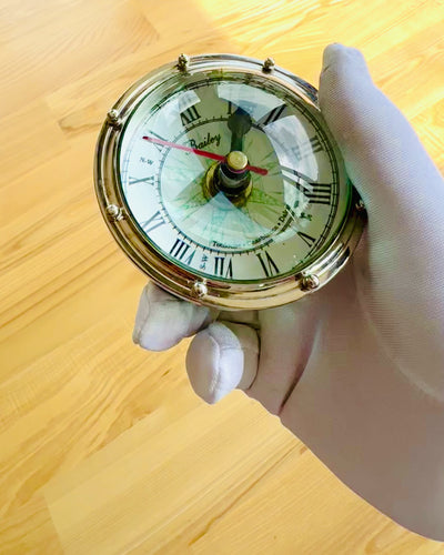 Bailey Compass Clock - Tyylikäs kompassiaiheinen kello kaiverrusmahdollisuudella