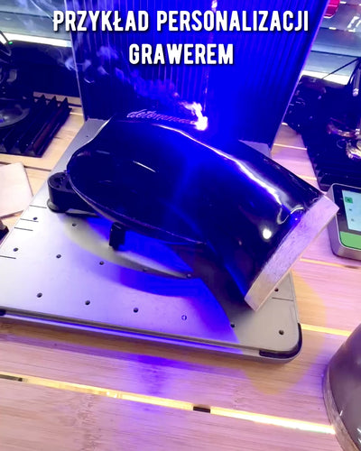 Kompakti, 350 ml, Kaiverrettu Mestarityö Tuoppi, jossa mahdollisuus personointiin kaiverruksella - 2 värivaihtoehtoa