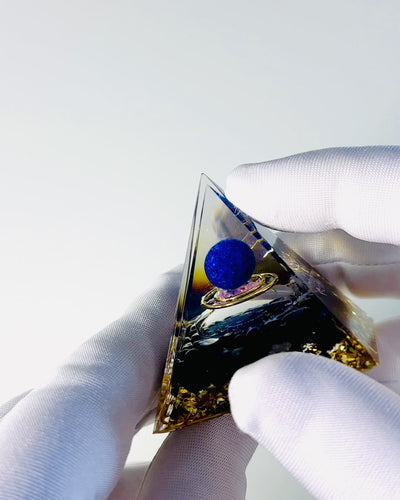 Orgoniittinen Energiapyramidi Kristalleilla Meditaatioon – Säteilee Positiivista Energiaa ja Vaurauden Tunnetta