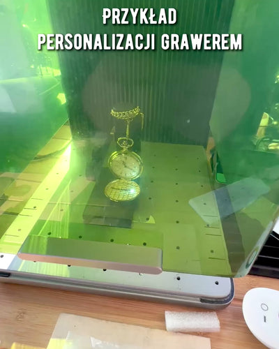 Kultaisen värinen taskukello retrotyylillä ja kaiverrusmahdollisuudella