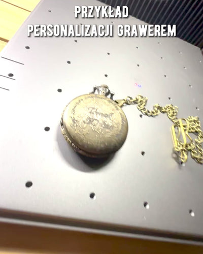 Klassinen Kvartsitaskukello Maailmankartalla – Vintage-tyylinen Riipusketju Hänelle ja Hänelle, kaiverrus