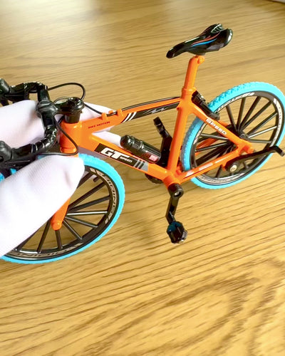 Miniatyyrimalli metallinen polkupyörä keräilyesine "Speed Rider 1.2" – personointi kaiverruksella lahjaksi, 2 värivaihtoehtoa