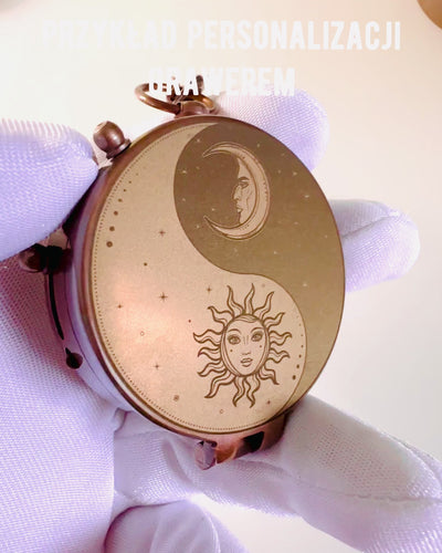 Intialainen Odysseus-kompassi – Retro-tutkijan helmi - kaiverrusmahdollisuus