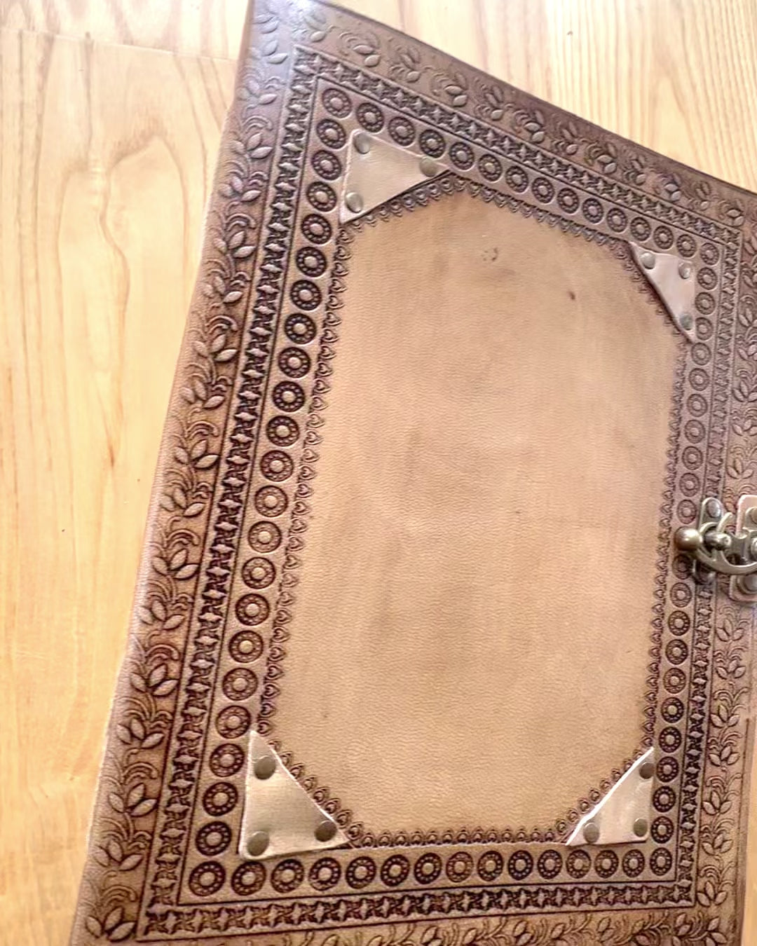 Nahkainen muistokirja Heritage – personoitu muistiinpanovihko 25 × 33 cm