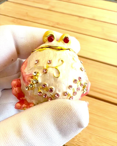 Tyylikäs "Żabi Skarb" -korurasia lahjaksi, personointi ja kaiverrusmahdollisuus