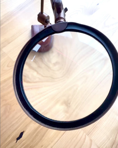 Käsityöläisen suurennuslasi "Royal Magnifier" jalustalla ja säädettävällä pidikkeellä - mahdollisuus personointiin kaiverruksella lahjaksi