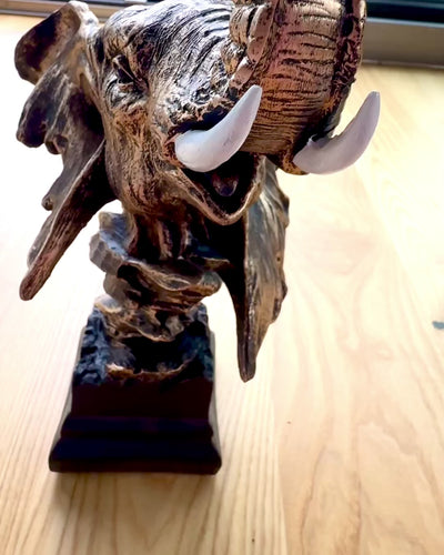 Koristepatsas "Savannin ylpeys" – Elefantinpään figuuri kaiverrusmahdollisuudella, lahjaksi