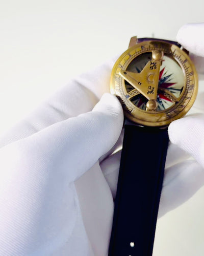 Aurinkokello kompassilla - Käsintehty, Aito Käsityö, kaiverrusmahdollisuus